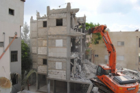 بالفيديو: هدم بيت من 4 طوابق لعائلة ابو غانم بحي الجواريش بمدينة الرملة 